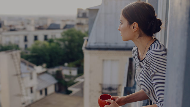 Ung kvinne i leilighet i Paris