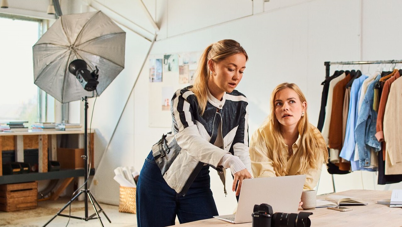 Young women in retail new - SMALL