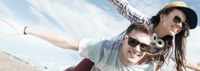 Dotter sitter på pappas rygg och båda låtsas att flyga